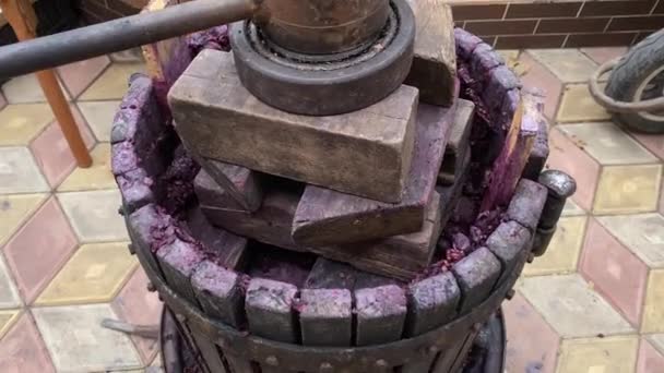 Eski Şarap Presi Yakın Çekim Görüntüsü Yapımı Şarap Üreticisi — Stok video