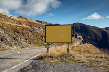 Boş ilan panosu maketi, Transfagarasan dağlarında asfalt yol kenarında..