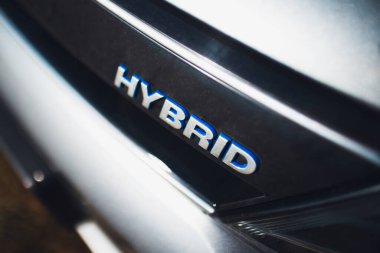 Melez imzalı metnin yakın plan görüntüsü. Çevresel konsept. Ekolojik araba.