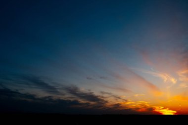 Güzel, karanlık gün batımının renkli manzarası, gün doğumu.