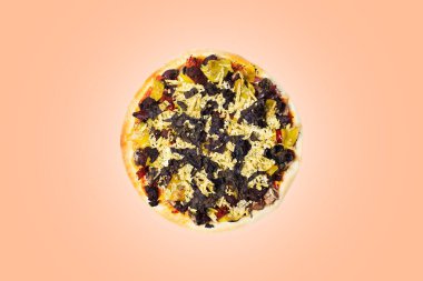 Yılın şeftali tüyü renginde vejetaryen pizza.