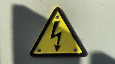 Tehlikeli elektriksel tehlike yüksek voltaj işareti, sarı renkli siyah üçgen..