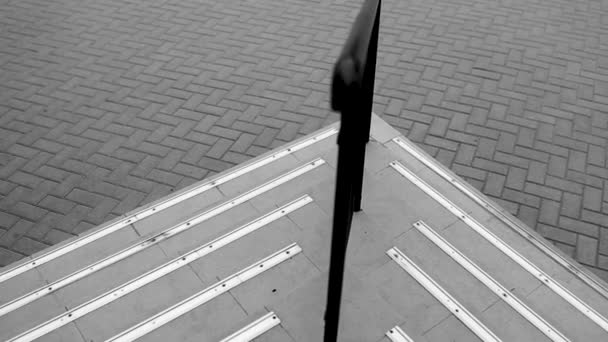 Filmagem Preto Branco Trilhos Metálicos Escadas — Vídeo de Stock