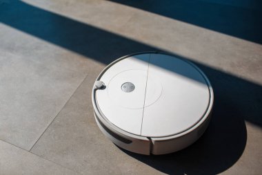 Dairenin lamine zemininde robot elektrikli süpürge..