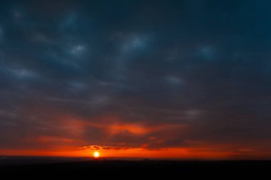 Güzel, karanlık gün batımının renkli manzarası ya da akşama yakın güneşin doğuşu..