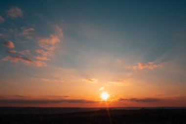 Güzel, karanlık gün batımının renkli manzarası ya da akşama yakın güneşin doğuşu..