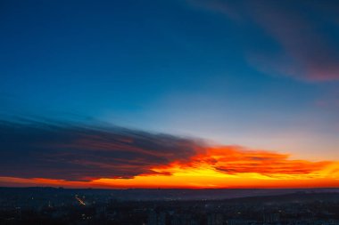 Güzel, karanlık gün batımının renkli manzarası ya da şehrin yukarısında akşama yakın bir gün doğumu. Doğal soyut arkaplan.