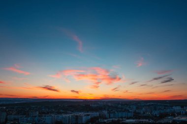 Güzel, karanlık gün batımının renkli manzarası ya da akşama yakın güneşin doğuşu. Doğal soyut arkaplan.