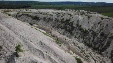 Beyaz kum tepelerinin havadan görünüşü. Doğal doğa videosu. İnsansız hava aracı görüntüleri.