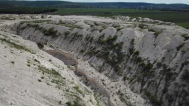 Beyaz kum tepelerinin havadan görünüşü. Doğal doğa videosu. İnsansız hava aracı görüntüleri.