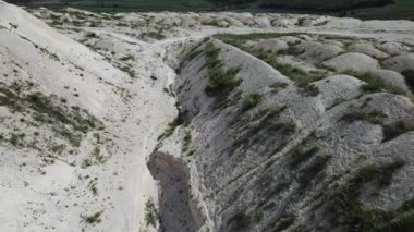 Beyaz kum tepelerinin havadan görünüşü. Doğal doğa videosu. İnsansız hava aracı görüntüleri.
