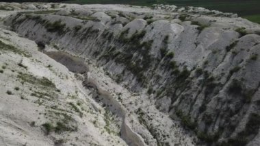 Beyaz kum tepelerinin havadan görünüşü. Doğal doğa videosu. İnsansız hava aracı görüntüleri.