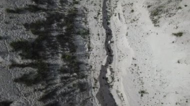 Beyaz kum tepelerinin havadan görünüşü. Doğal doğa videosu. İnsansız hava aracı görüntüleri.