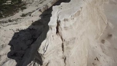 Kum tepeleri arasındaki kum tepelerinin havadan görünüşü. İnsansız hava aracı görüntüleri. Doğal video.