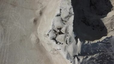 Havadan bakıldığında, beyaz kaya zirvesi. Doğal doğa videosu. İnsansız hava aracı görüntüleri.