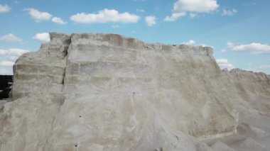 Mavi gökyüzünün arka planında kum taşıyıcı zirvesinin havadan görünüşü. İnsansız hava aracı görüntüleri.