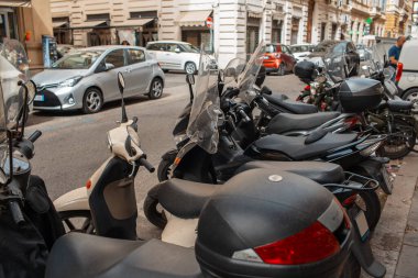 Şehirde bir sürü scooter var. Yakın çekim görüntüsü. Roma 'da sıradan bir gün..