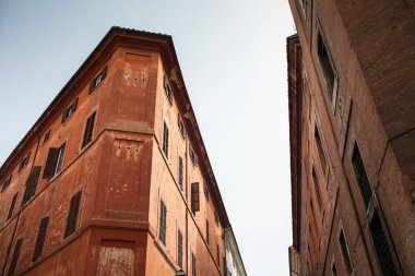 Roma, İtalya 'daki eski binanın desenli renkli cephesi. 