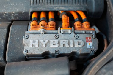 Hibrit arabalar için elektrikli motorun yakın görüntüsü.