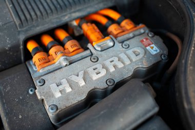 Hibrit arabalar için elektrikli motorun yakın görüntüsü.
