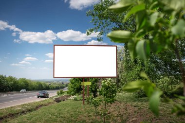 Boş ilan panosu maketi, otoyolun yanında, asfaltlanan yol.