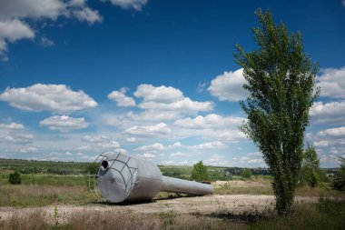 Gri renkli su için terk edilmiş metalik silo.