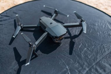 Siyah helikopter pistinde modern insansız hava aracının yakın çekimi..