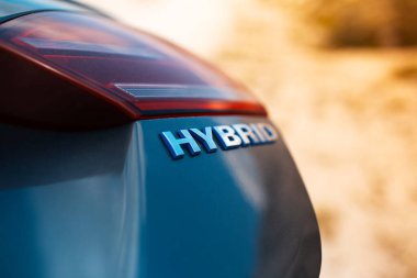 Araba gövdesinde melez simgesi. Çevre konsepti. Ekolojik nakliye. Yakın çekim görünümü.