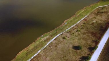Kara Göl kıyısının havadan görünüşü. İnsansız hava aracı görüntüleri. Üst görüntü görüntüsü.