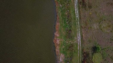 Kara Göl kıyısının havadan görünüşü. İnsansız hava aracı görüntüleri. Üst görüntü görüntüsü.