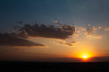 Güzel gün batımının renkli manzarası ya da bulutlu gökyüzü ile gün doğumu. Doğal soyut arkaplan.