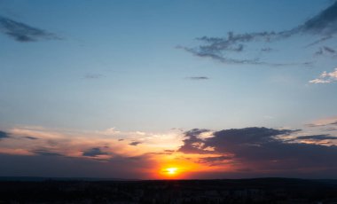 Güzel gün batımının renkli manzarası ya da bulutlu gökyüzü ile gün doğumu. Doğal soyut arkaplan.