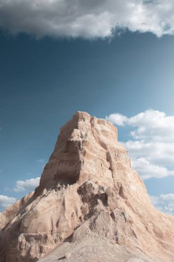 Mavi gökyüzünün arkaplanındaki kanyon tepesi manzarası.