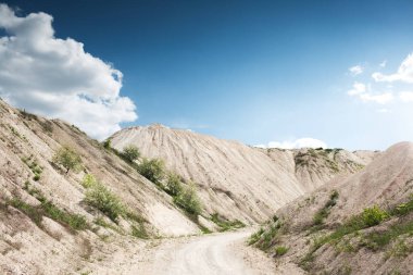 Mavi gökyüzünün arka planındaki vadi manzarası.