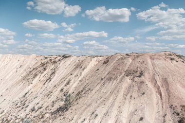 Mavi gökyüzünün arka planındaki vadi manzarası.