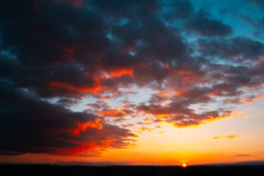 Güzel gün batımının renkli manzarası ya da bulutlu gökyüzü ile gün doğumu. Doğal soyut arkaplan.