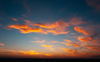 Güzel gün batımının renkli manzarası ya da bulutlu gökyüzü ile gün doğumu. Doğal soyut arkaplan.