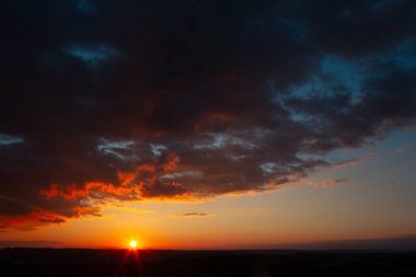Güzel gün batımının renkli manzarası ya da bulutlu gökyüzü ile gün doğumu. Doğal soyut arkaplan.