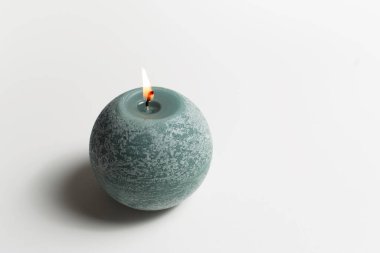 Beyaz arkaplanda yuvarlak mum pf yeşil renk.