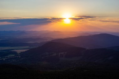Çek Cumhuriyeti dağlarında dinlendirici gün batımı