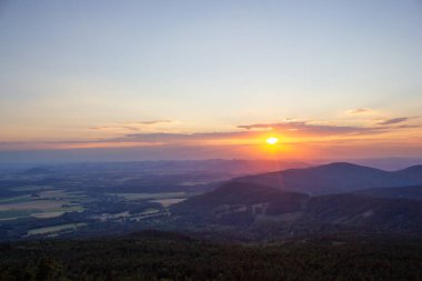 Çek Cumhuriyeti dağlarında dinlendirici gün batımı