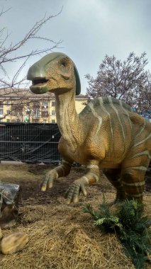 Şehir parkındaki bir dinozor modeli.