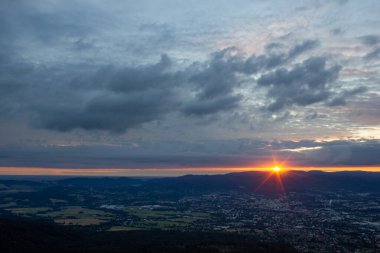 Dağların arkasına ve küçük bir kasabaya...