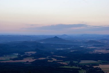 Dağların arkasına ve küçük bir kasabaya...