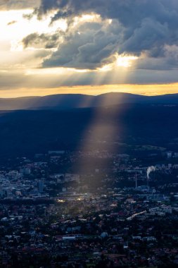 Dağlardaki endüstriyel bir kasabaya şafak söktü.