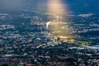 Dağlardaki endüstriyel bir kasabaya şafak söktü.