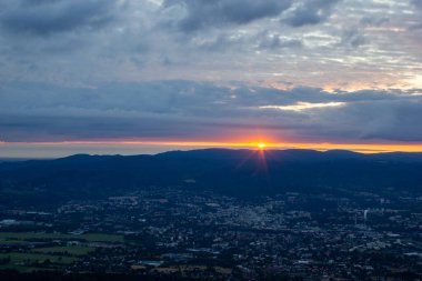 Dağların arkasına ve küçük bir kasabaya...
