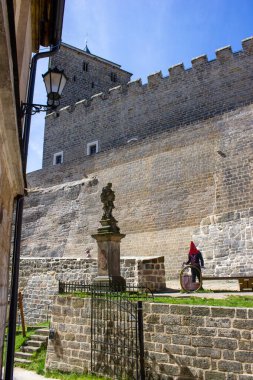 Peri masalı, ortaçağ, pencereli ve kemerli taş kale Kost. Çek Cumhuriyeti 'nde yeşil ağaçlı bir kayanın üzerine inşa edilmiş.