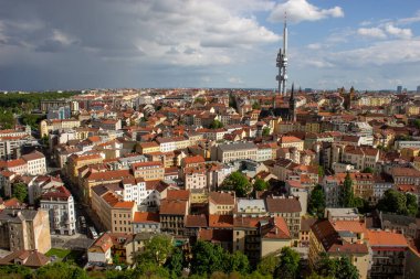 Güneşli Prag 'ın televizyon kulesi ve kiliseye bakan görkemli manzarası.