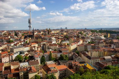Güneşli Prag 'ın televizyon kulesi ve kiliseye bakan görkemli manzarası.